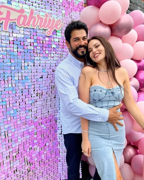Ardı ardına paylaştığı pozlarına beğeni yağdı! Fahriye Evcen ve Burak Özçivit 2024 yılında neler yapmış neler!