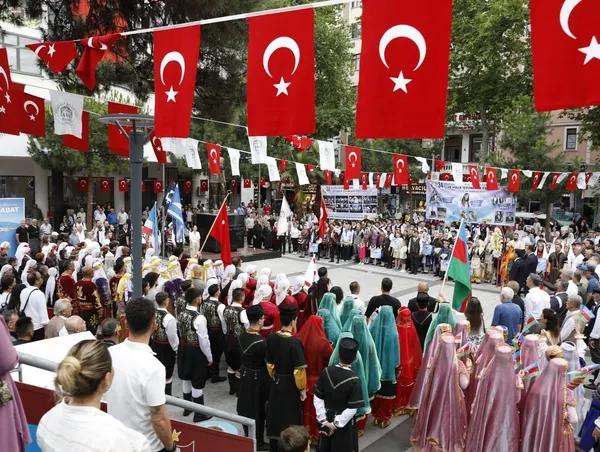 34-uluslararasi-akcaabat-muzik-ve-halk-oyunlari-festivali-tum-coskusuyla-devam-ediyor-1784383739827.jpg