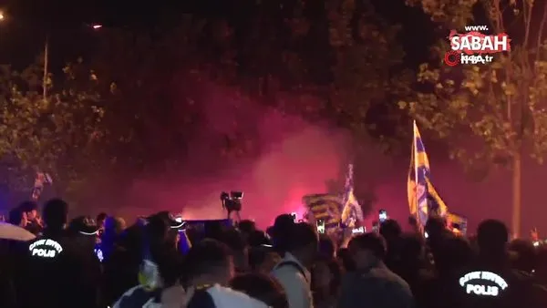 Fenerbahçeli taraftarlar Samandıra Tesisleri'nde takımı coşkuyla karşıladı | Video