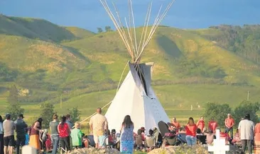 Katolik kiliseleri ateşe veriliyor