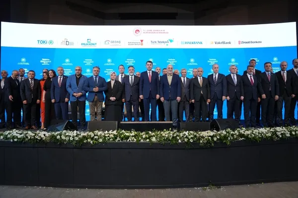 bakan-kurum-acikladi-dunyada-esi-benzeri-yok-deprem-bolgesinde-gunde-550-konut-urettik-1785588921539.jpeg