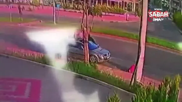 Otomobil kağıt toplayıcısına böyle çarptı | Video