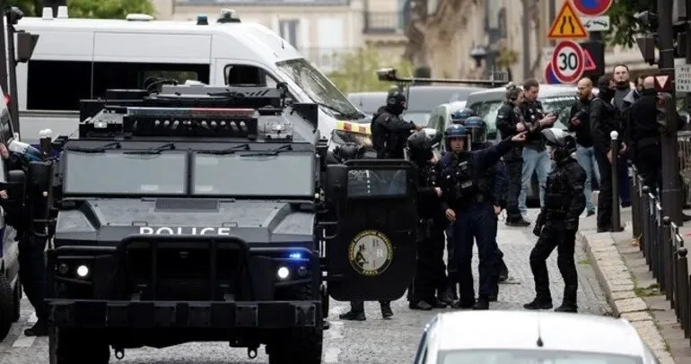Paris’te canlı bomba alarmı