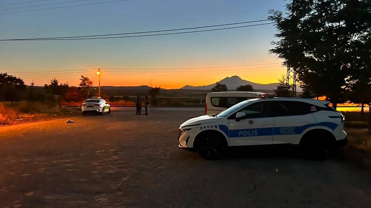Kayseri'de trafik kazasına yardım eden kişi, kaçan sürücünün çarpması sonucu hayatını kaybetti.