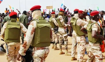 Nijer’de Fransa karşıtları, Fransız askeri üssü etrafında nöbet tutuyor