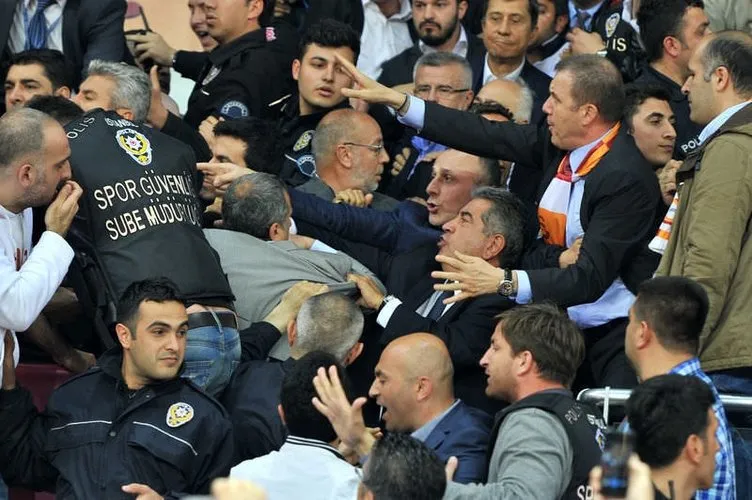 Fenerbahçeli yöneticilere yumruklu saldırı