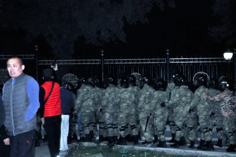 Kırgızistan’da  göstericiler Cumhurbaşkanlığı Sarayını ve parlamentoyu işgal etti