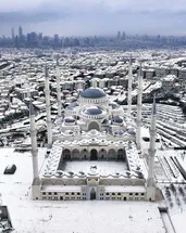 İstanbul gelinliğini giydi