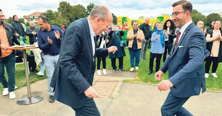 Alman başkan erik dalı oynadı