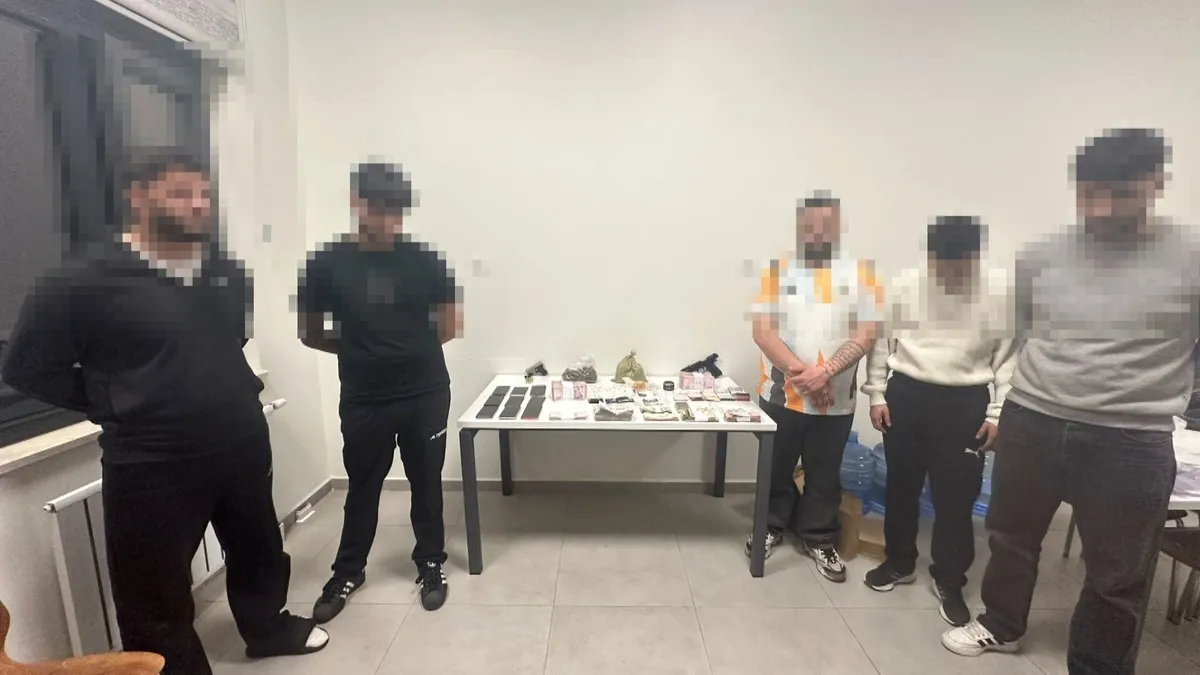 SON DAKİKA… İstanbul Maltepe’de zula evine baskın! Biri 18 yaşından küçük olmak üzere 5 şüpheli gözaltında SON DAKİKA… İstanbul Maltepe’de zula evine baskın! Biri 18 yaşından küçük olmak üzere 5 şüpheli gözaltında