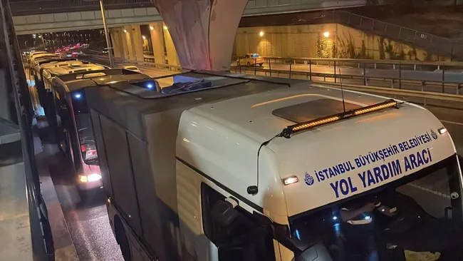 istanbullunun-ulasim-cilesi-yine-metrobus-yine-ariza-uzun-kuyruklar-olustu-1692646987071.jpeg