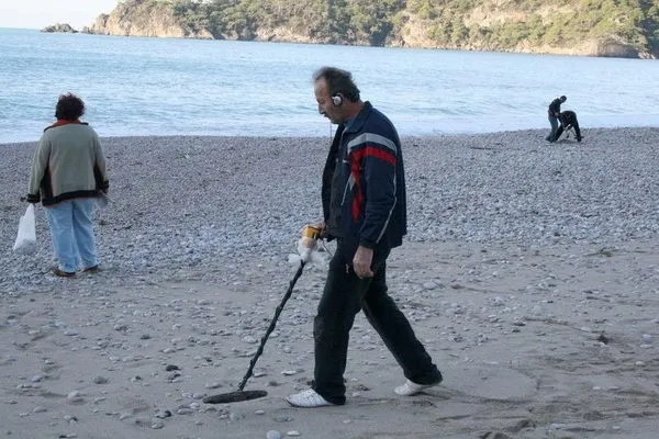Ölüdeniz sahili delik deşik oldu
