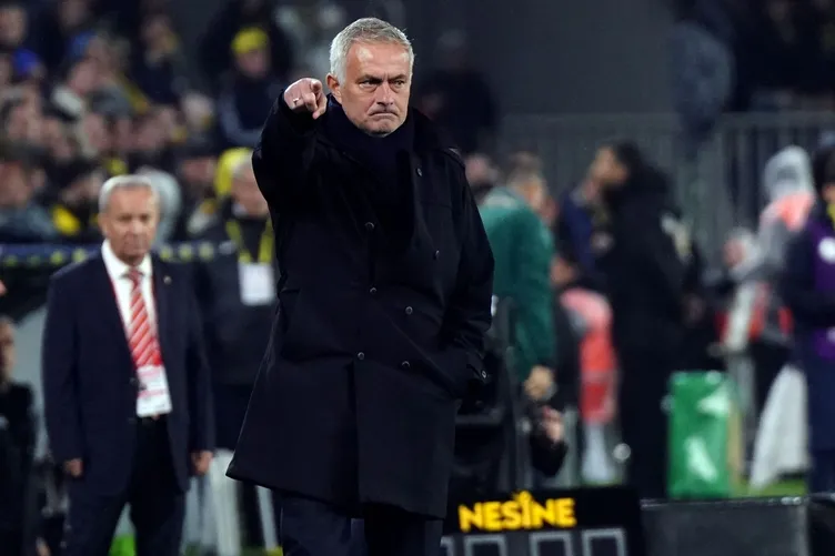 SON DAKİKA: Beşiktaş derbisinde Mourinho’dan sürpriz hamle! Fenerbahçe’nin derbi 11’inde Oğuz Aydın-Maximin kararı...