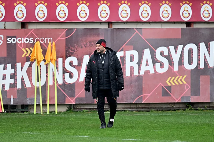 son-dakika-haberi-okan-buruktan-tepkilere-sert-yanit-kimse-oyuncuma-sahtekar-diyemez-1739390913098.jpg