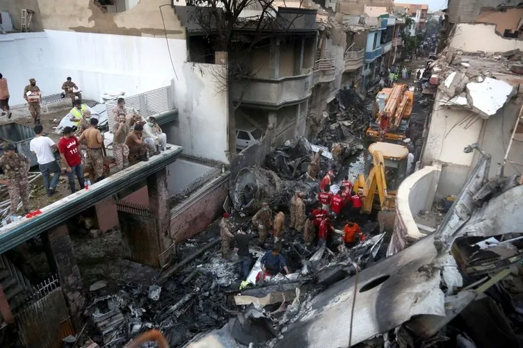 SON DAKİKA HABERİ: Pakistan'da düşen uçaktan sağ kurtuldu! Feci kazayı anlattı: “Duyduğum tek şey çığlıklardı”