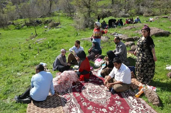 Şemdinli'de halk terörden temizlenen köylere koştu