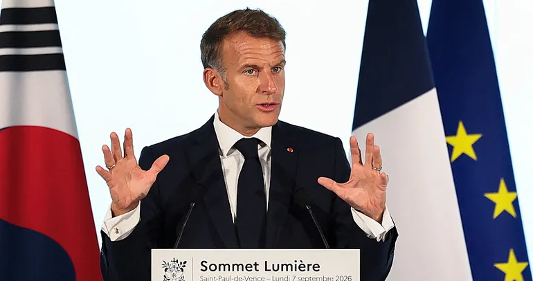 Macron’dan sosyal medyaya sert eleştiri