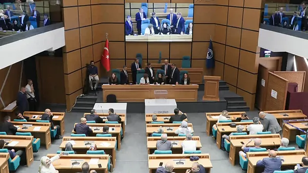 uskudar-belediyesinde-baskanvekili-seciminde-gerginlik-ak-parti-grubu-secimi-22ye-20-kazandigini-belirtti-1785921461620.jpg