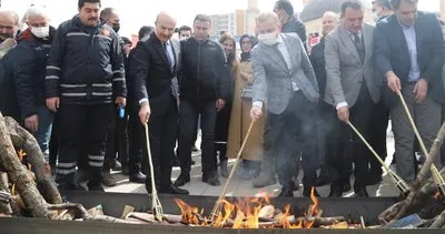 Vali Demirtaş Nevruz ateşini yakıp, halkla halay çekti