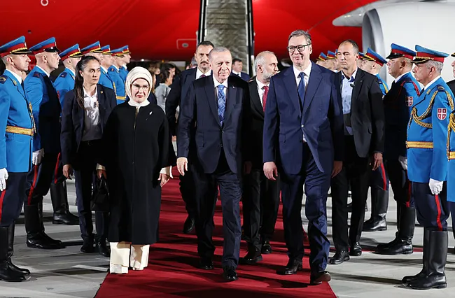 baskan-erdogan-belgradda-sirbistan-cumhurbaskani-vucic-resmi-torenle-karsiladi-1728638339013.jpeg