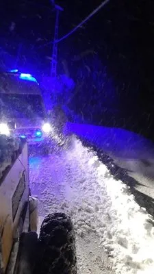 Rize’de karlı yolda kalan ambulansın imdadına Özel İdare ekipleri yetişti