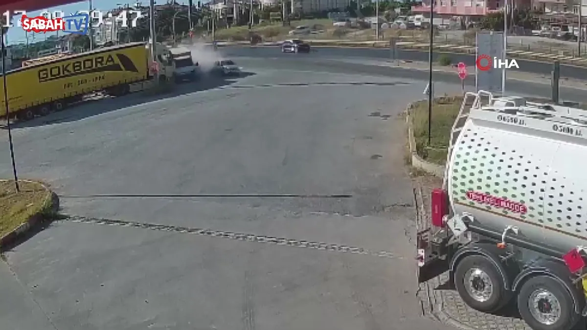 Kamyonet ile otomobilin çarpışma anı kamerada: 2 yaralı | Video videosunu izle Kamyonet ile otomobilin çarpışma anı kamerada: 2 yaralı | Video videosunu izle