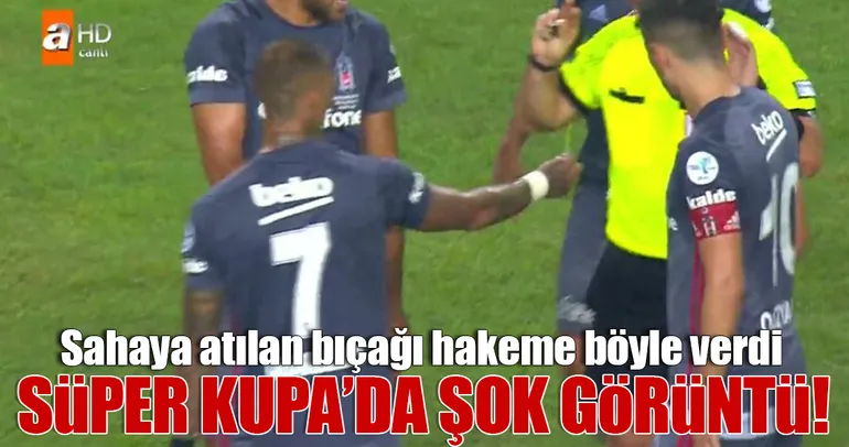 Şok görüntüler! Sahaya bıçak atıldı