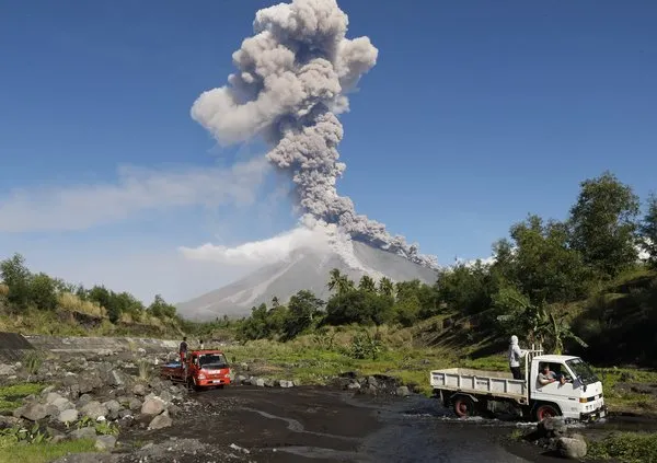 Filipinler'de Mayon Yanardağı patladı