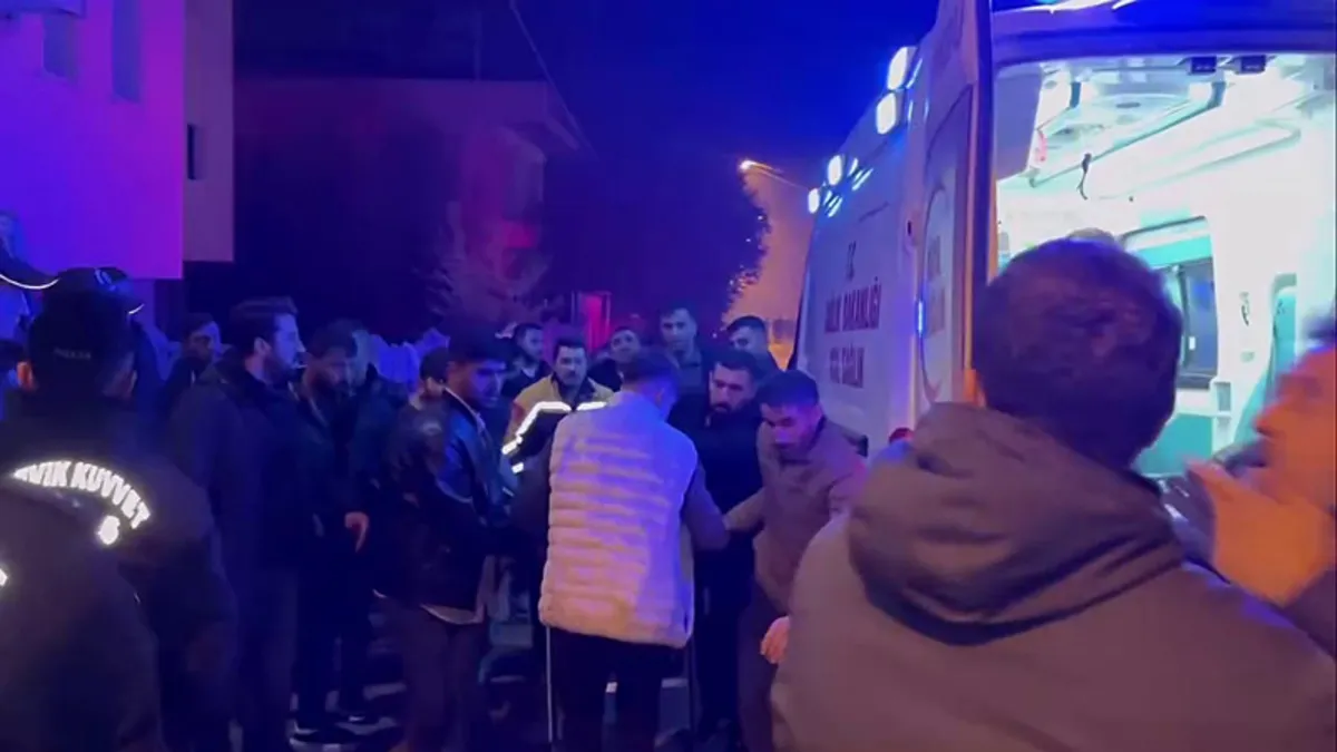 Mersin’de tartışma sırasında havaya ateş açtı, karşı binanın balkonundaki gencin ölümüne neden oldu Mersin’de tartışma sırasında havaya ateş açtı, karşı binanın balkonundaki gencin ölümüne neden oldu