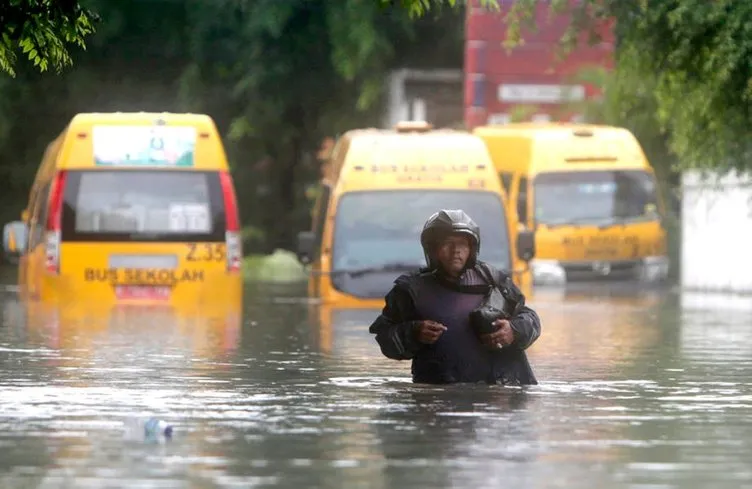 Ölü sayısı giderek artıyor! Endonezya sele teslim