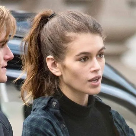 Cindy Crawford’un kızı Kaia Gerber günden güne eriyor