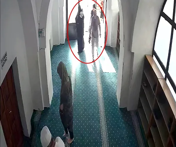 namaz-kilmak-icin-camiye-giren-kadinin-altini-caldilar-1788508163011.jpg