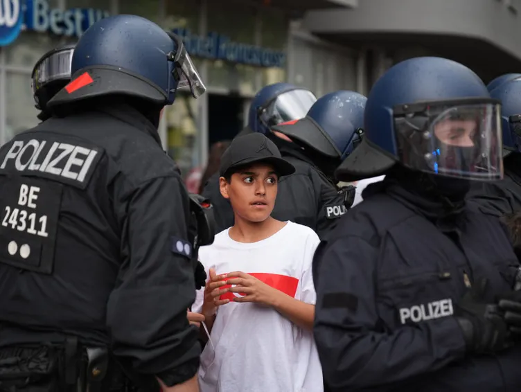 SON DAKİKA: Almanlar uslu durmuyor! Berlin’de Türk taraftarların yürüyüşü durduruldu: Bazı taraftarlar gözaltına alındı…