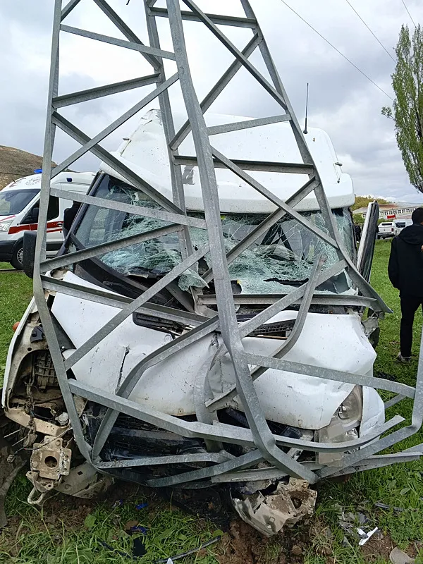 hakkaride-yolcu-minibusu-direge-carpti-11-yarali-1779205548842.jpg