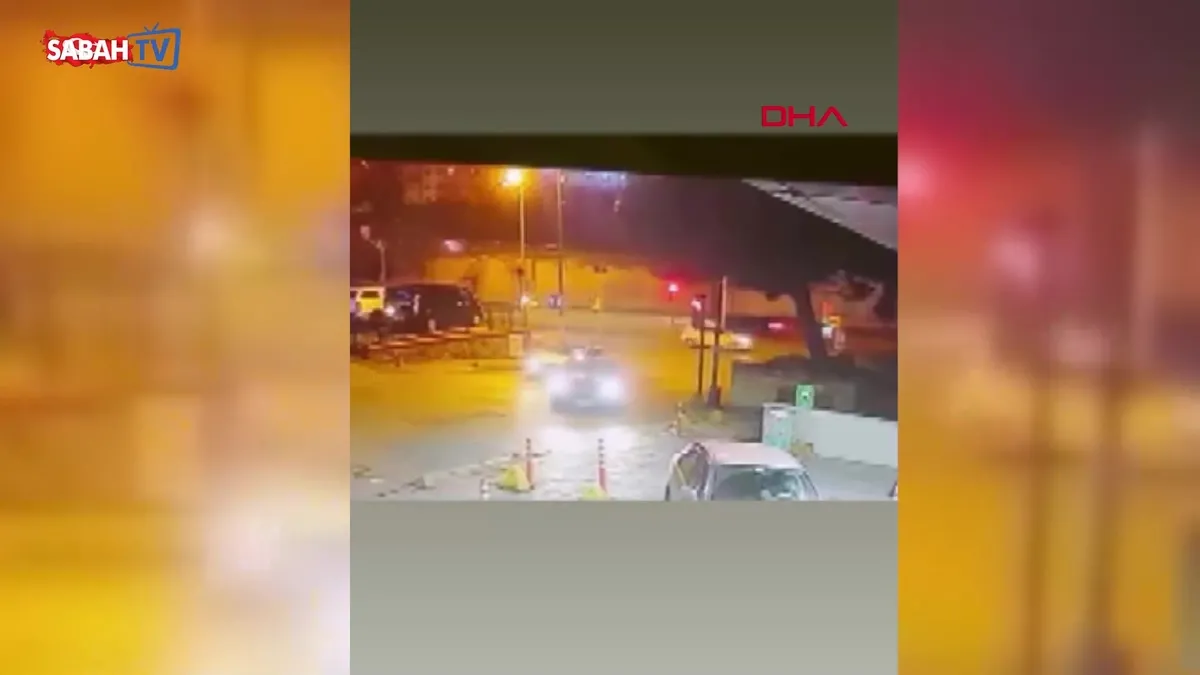Üsküdar’da iki otomobilin kafa kafaya çarpıştığı kaza kamerada | Video videosunu izle Üsküdar’da iki otomobilin kafa kafaya çarpıştığı kaza kamerada | Video videosunu izle
