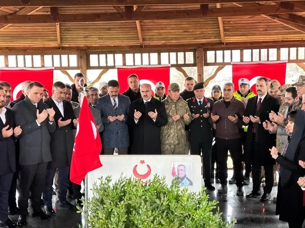 sehit-polis-memuru-fethi-sekin-mezari-basinda-anildi-1704454067741.jpg