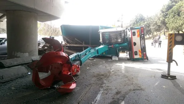 Bakırköy'de vinç üst geçide çarptı