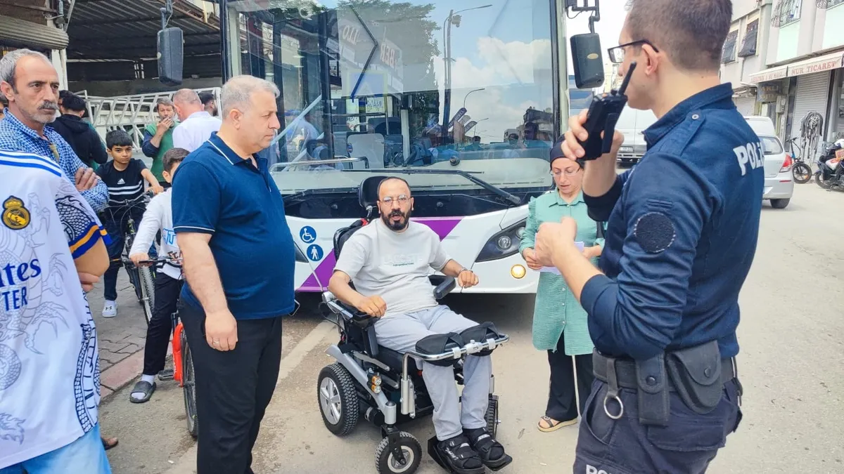 CHP’li Adana Büyükşehir Belediyesi’nde engelli yolcu skandalı! Otobüse alınmayan engelli, polisin yardımıyla bindirildi CHP’li Adana Büyükşehir Belediyesi’nde engelli yolcu skandalı! Otobüse alınmayan engelli, polisin yardımıyla bindirildi