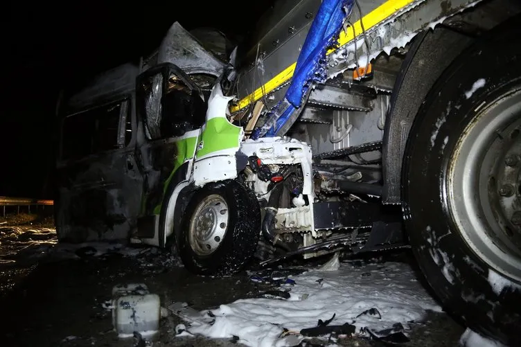 TIR’a çarpan minibüsün sürücüsü yanarak öldü