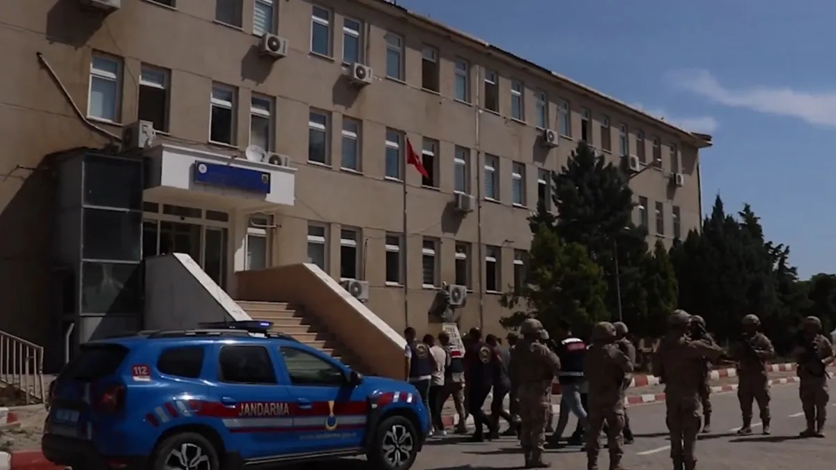 33 ilde FETÖ operasyonu: 69 şüpheli yakalandı! 43 tutuklama 33 ilde FETÖ operasyonu: 69 şüpheli yakalandı! 43 tutuklama