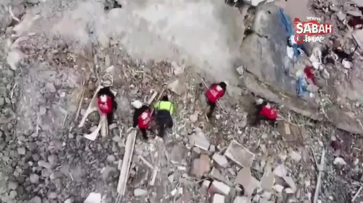 Enkaz altındaki vatandaşları dronlara taktıkları ısı termal kamerasıyla tespit ediyorlar | Video