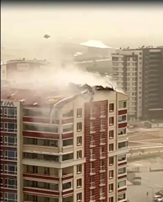 SON DAKİKA | Ankara’da şiddetli fırtına: Ağaçlar devrildi, koltuk ve çatılar havada uçtu