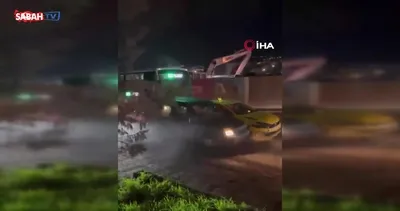 Öfkelenen sürücü ortalığı birbirine kattı! Vatandaşların üstüne sürdü, araçlara böyle çarptı | Video