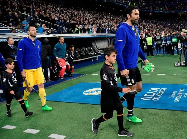 Yarı finalde ortalık karıştı! Buffon hakemin üzerine yürüdü