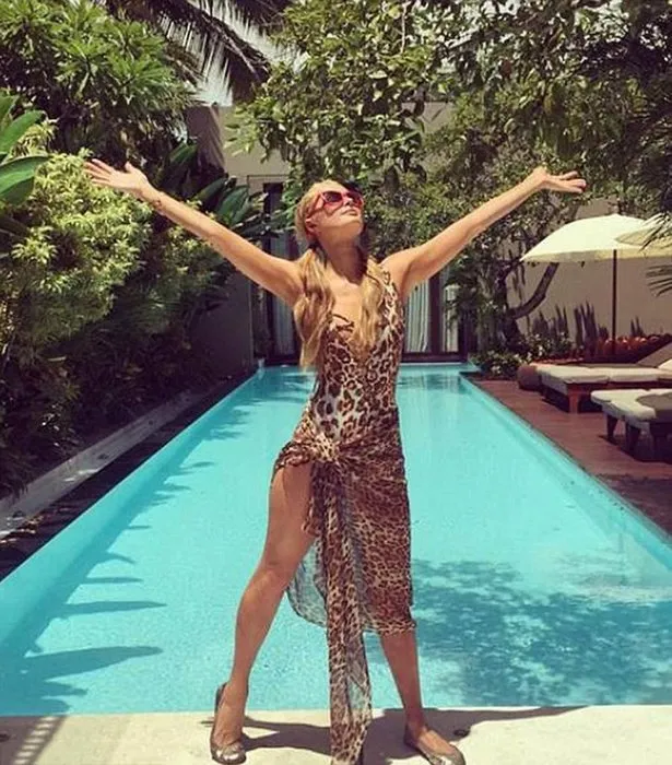Paris Hilton tatilinin her anını hayranlarıyla paylaşıyor