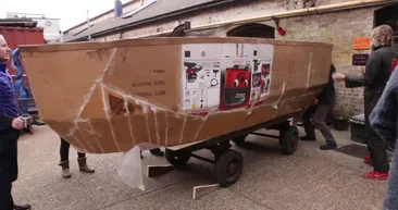 Kartondan gemi yapıp denize açıldılar!