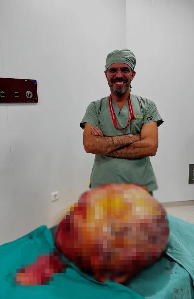 karin-agrisi-sikayetiyle-gitti-doktorlar-gorunce-sasti-kaldi-1728540370055.jpg
