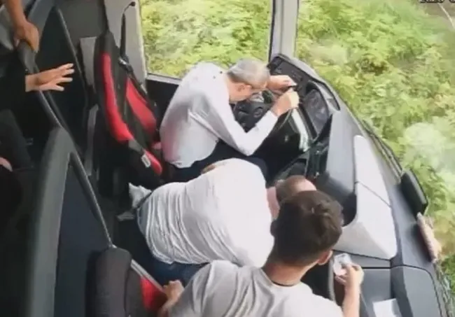 son-dakika-samsun-termedeki-otobus-kazasinda-2-kisi-olmustu-yeni-goruntuler-ortaya-cikti-muavinden-yardim-iste-1756449237644.jpg SON DAKİKA... Samsun Terme’deki otobüs kazasında 2 kişi ölmüştü: Yeni görüntüler ortaya çıktı: Muavinden yardım istedi ama…