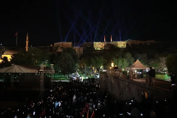 kurtulus-temali-isik-ve-lazer-gosterisi-tarihi-urfa-kalesine-yansitildi-1712781436521.jpg