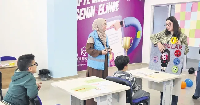 Üniversiteli gençler minik yüreklere dokunuyor